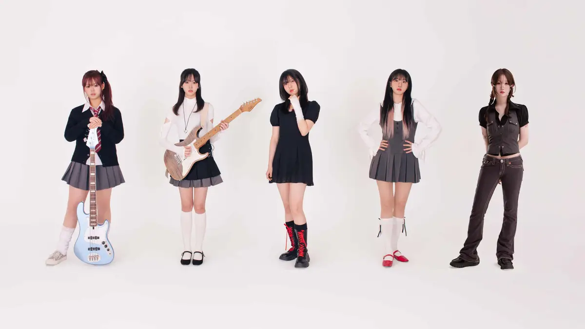 Continewd members are Jongeun, Jiyeong, Hanwoul, Gain, and Youjeong.