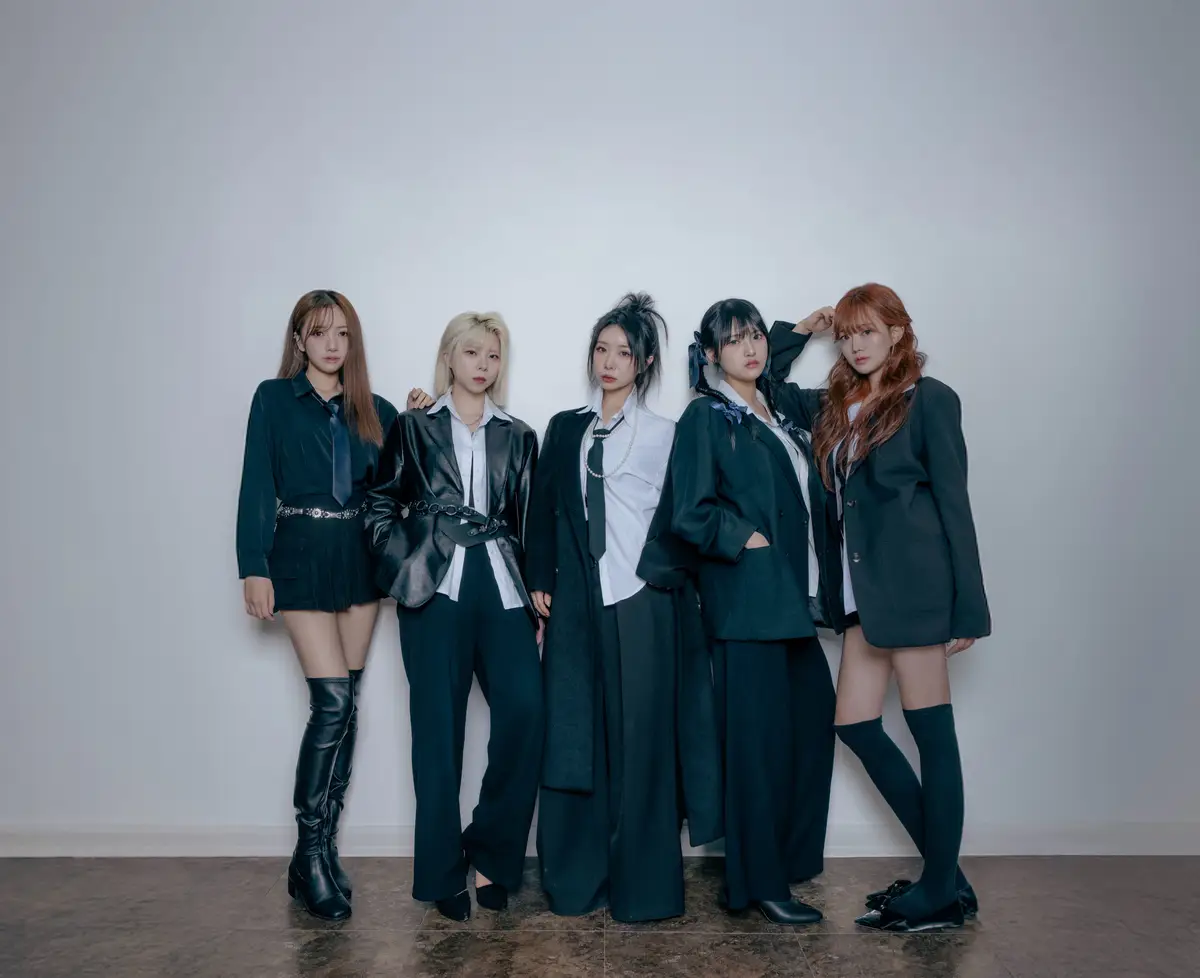 Episode members are Yeji, Ayun, Areum, SooA, and Yena.