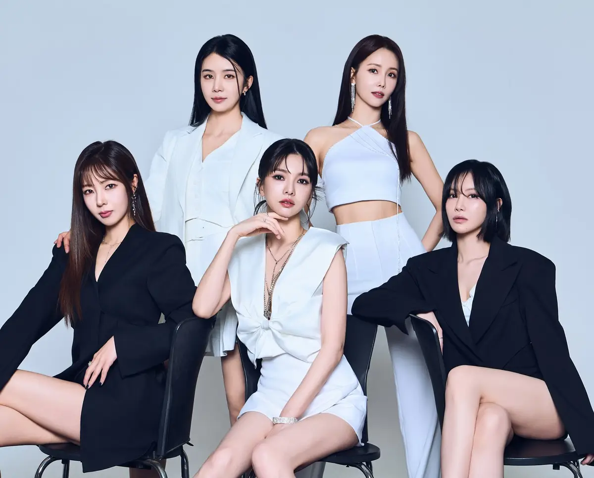 FIESTAR members are Jei, Cao Lu, Linzy, Hyemi, and Yezi.
