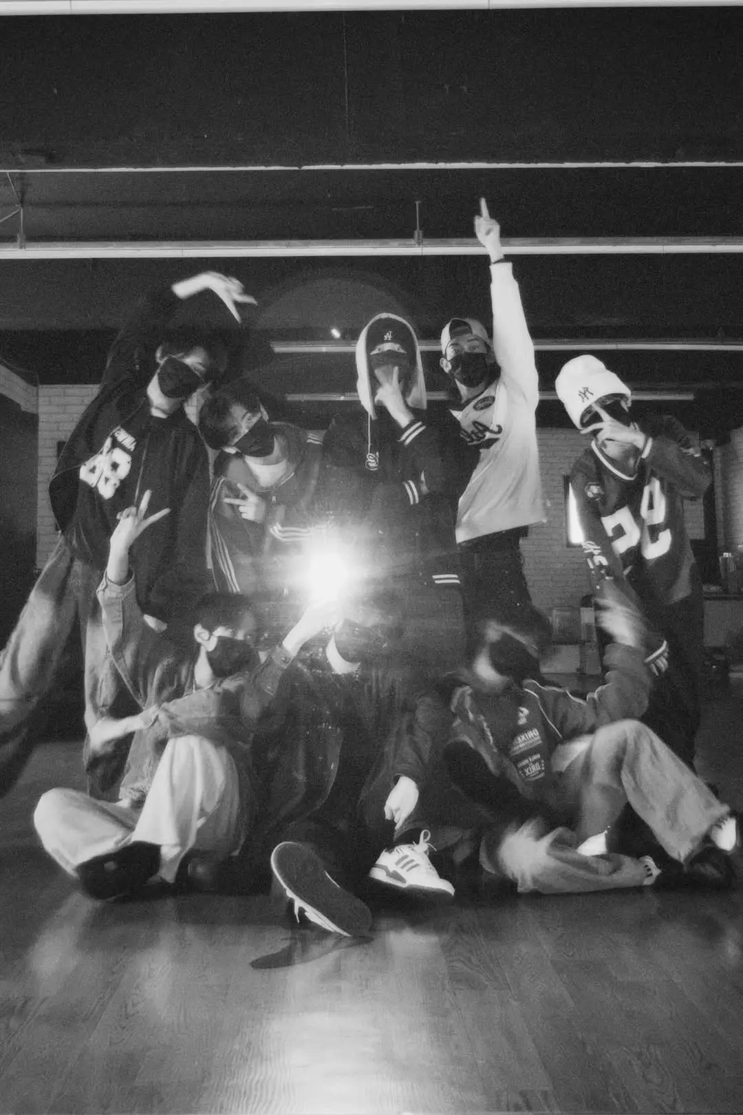 OUIBOYS members are Sihwan, Eito, Jungjae, Seungwoo, Minseo, Masayoshi, Anji, and Seungjun.