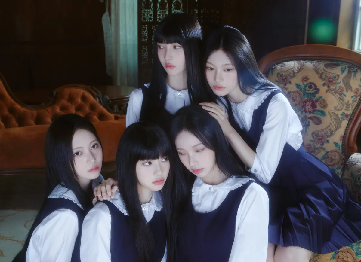RESCENE members are Woni, Liv, Minami, May, and Zena.