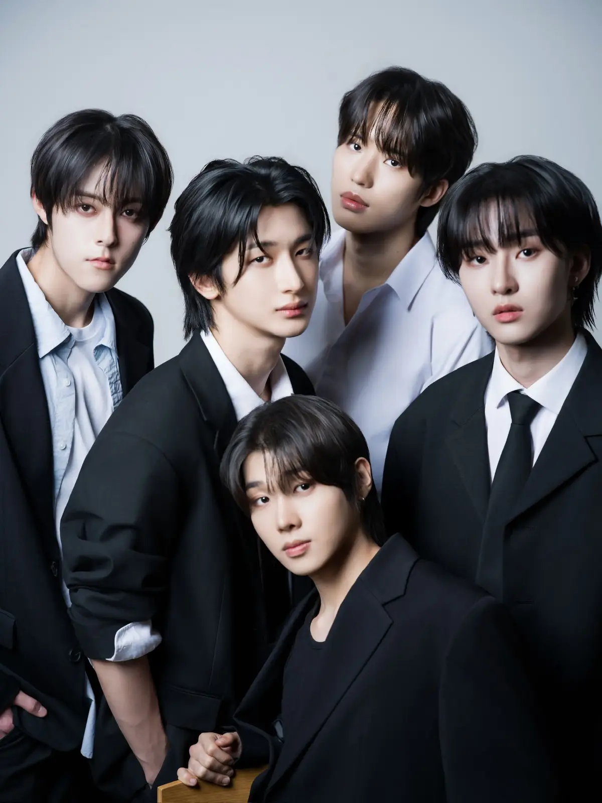 X_ON members are Yu Junwon, Kang Minyong, Oh Seungchan, Lee Donggun, and Taiyo.